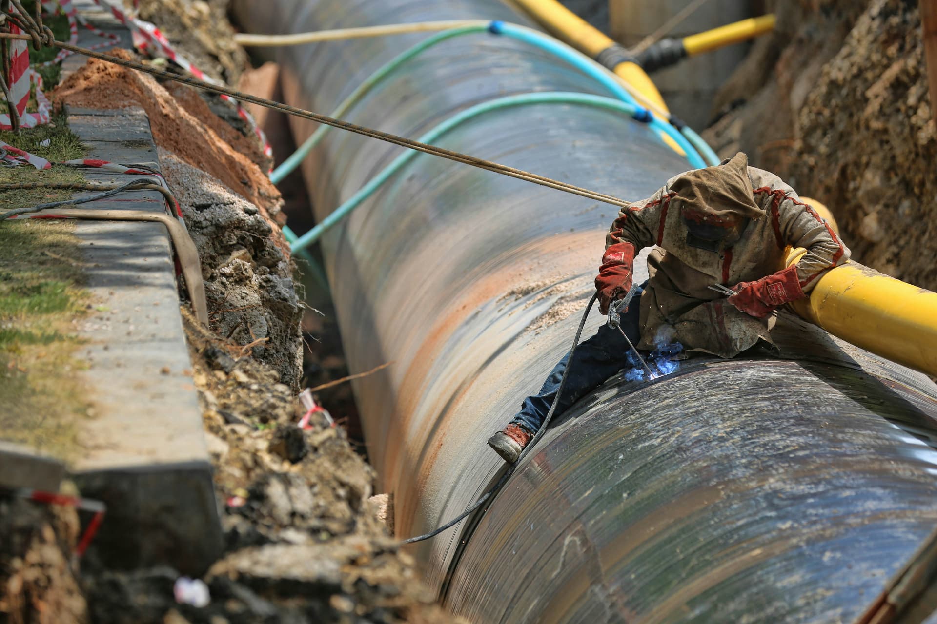 Wellhead reticulation — Heavy water pipeline connection and welding
