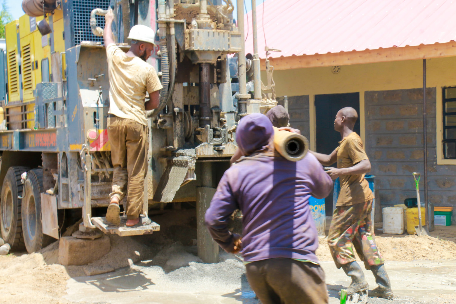 Velmas School drilling project — Rig mast and crew on site